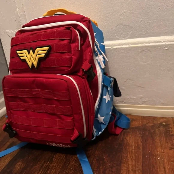 WOLF Wonder Woman - Red and Blue Travel/
lunch Bag - Picture 2 of 6